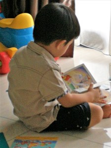 三岁孩子自己翻书